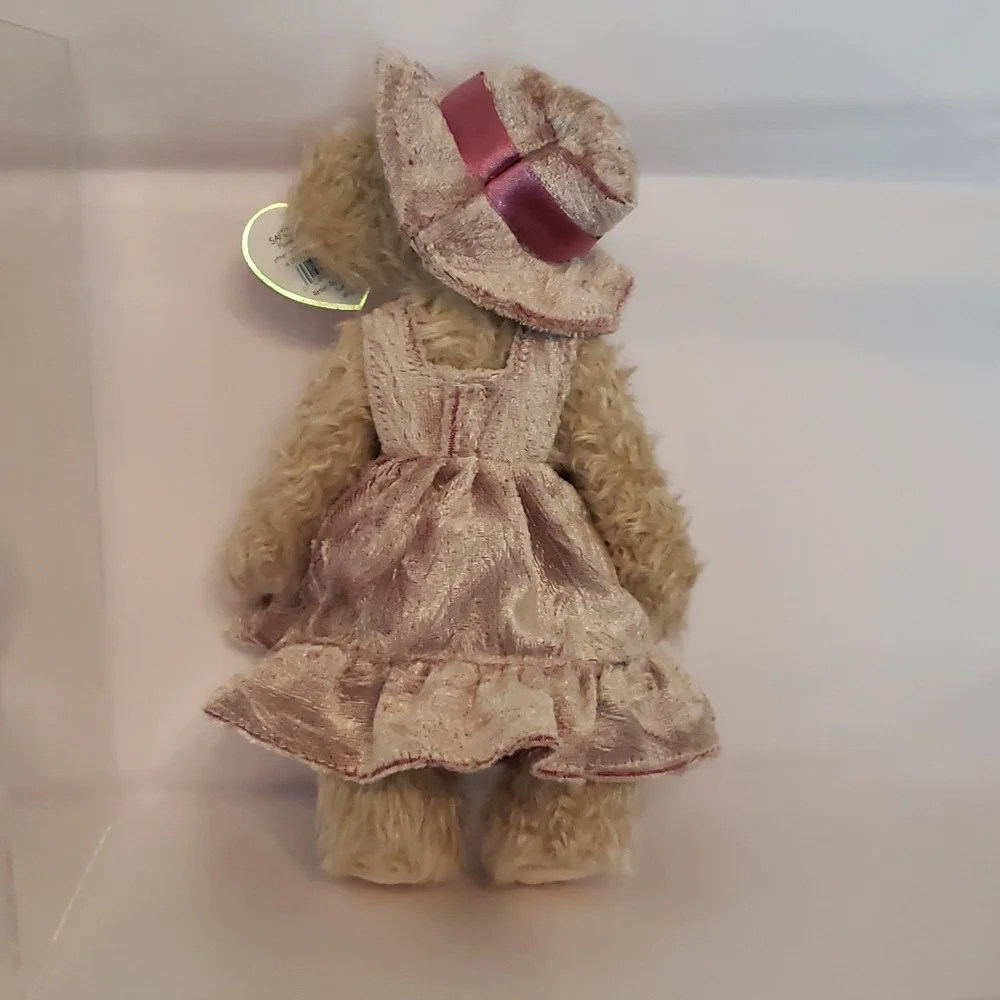 🔥2 / $20🔥GIRLY GIRL BEAR "DARLENE" WITH DISPLAY CASE - Picture 4 of 5